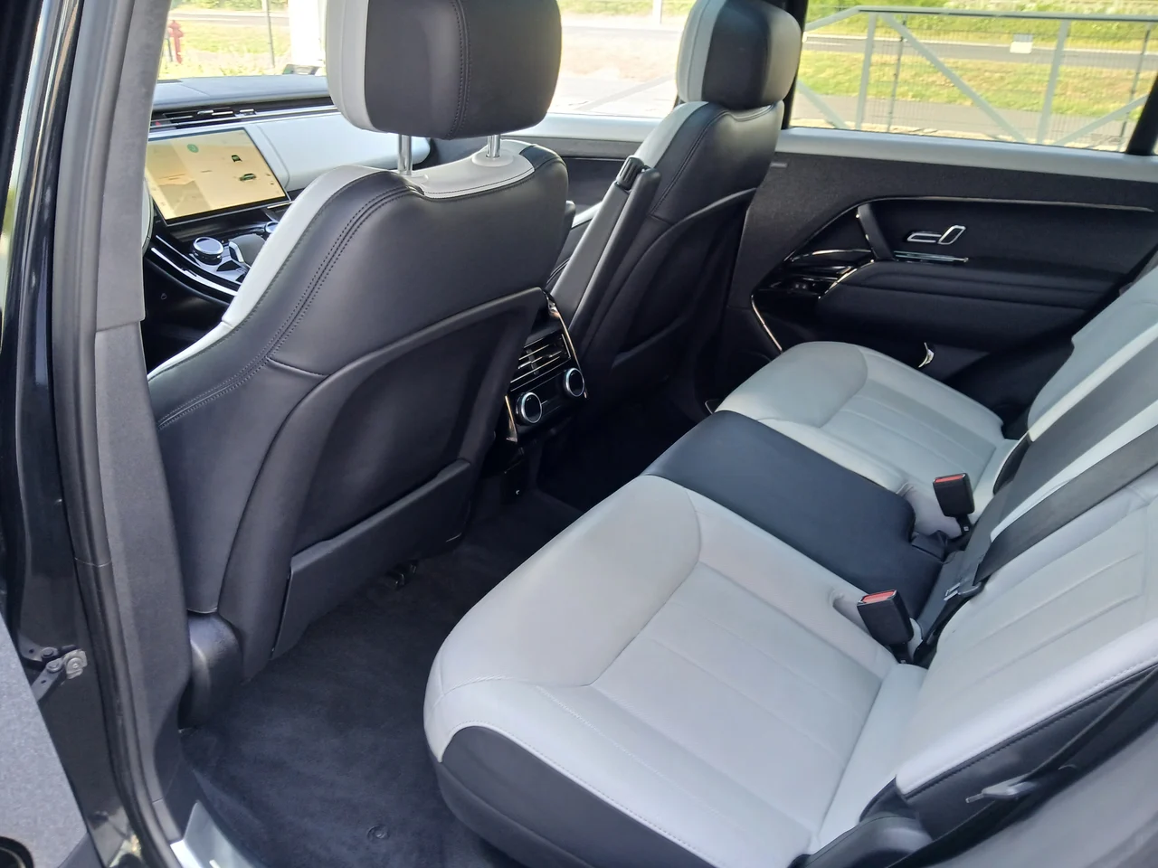Land Rover Range Sport 4x4 3,0 258 kW automata évjárat 2023, fekete - metál, 35 429 km, Magyarország — fotó 10 / 12