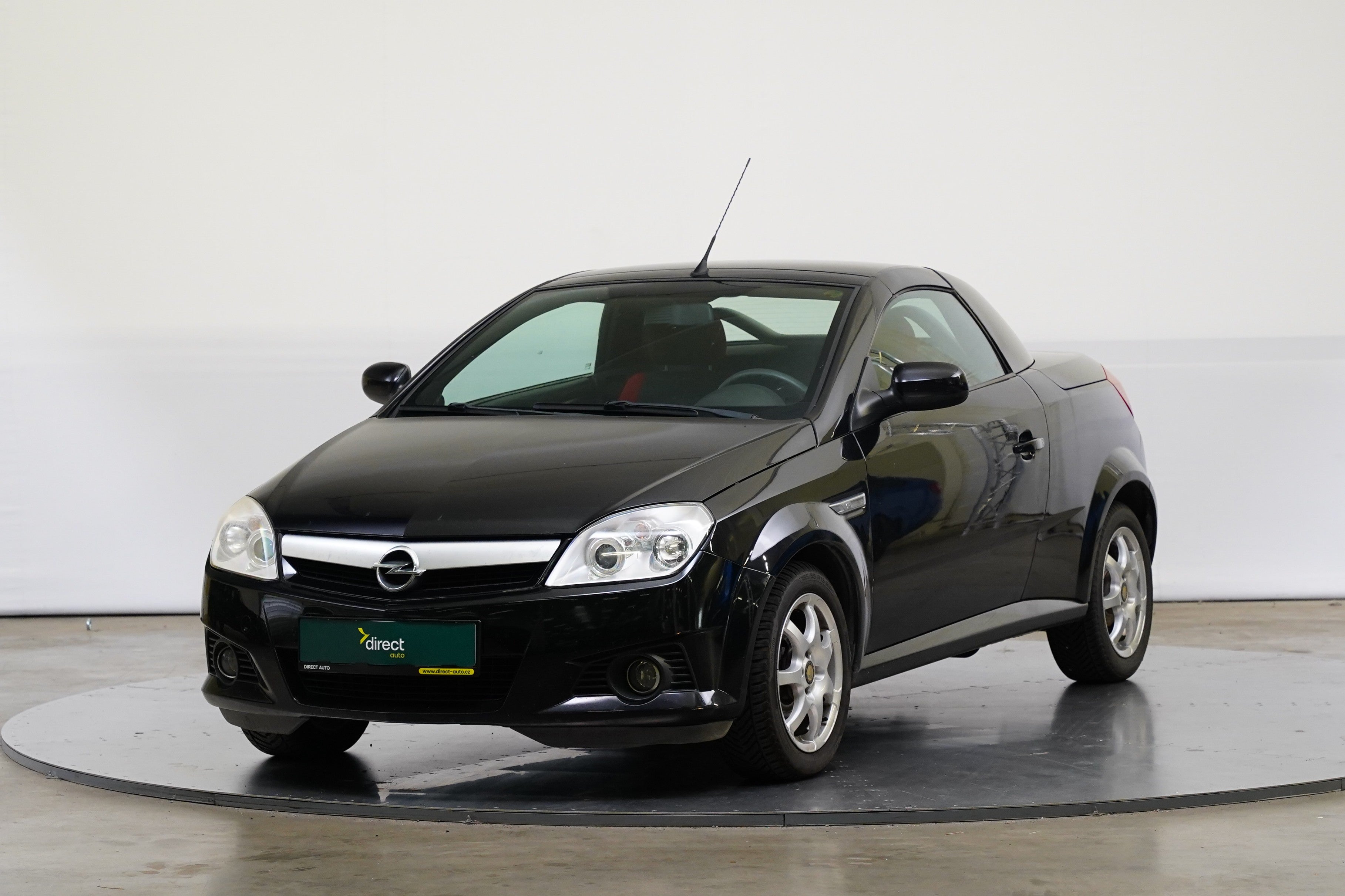 Opel Tigra 1,4 66 kW, Csehország — fotó 1