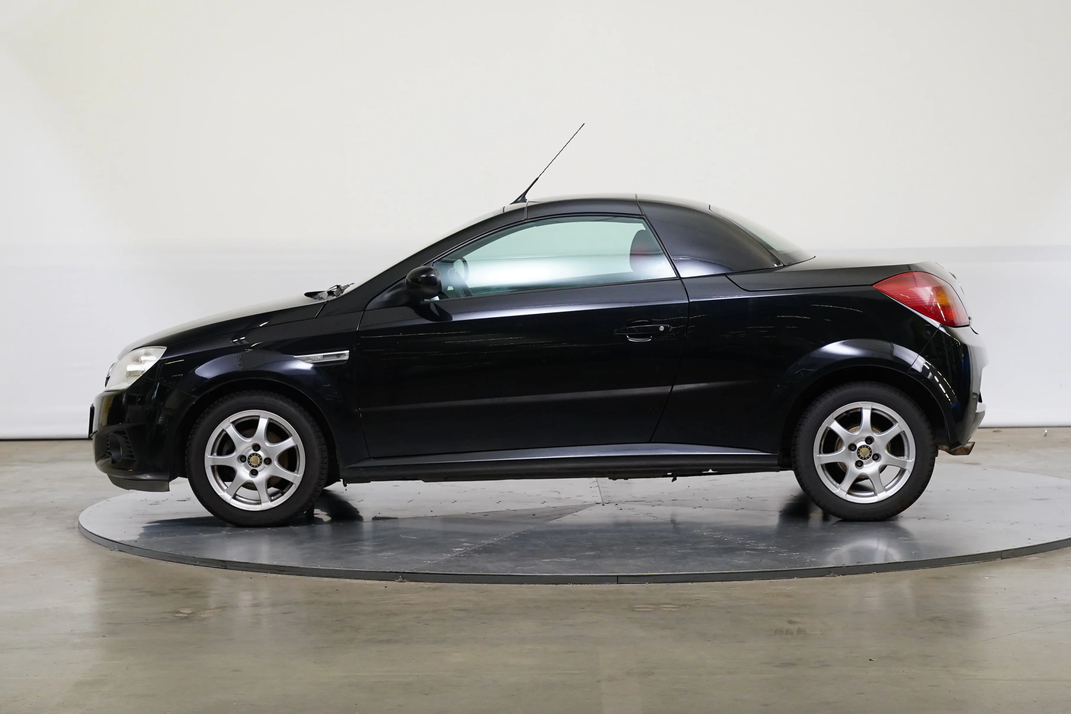 Opel Tigra 1,4 66 kW, Csehország — fotó 3 / 6