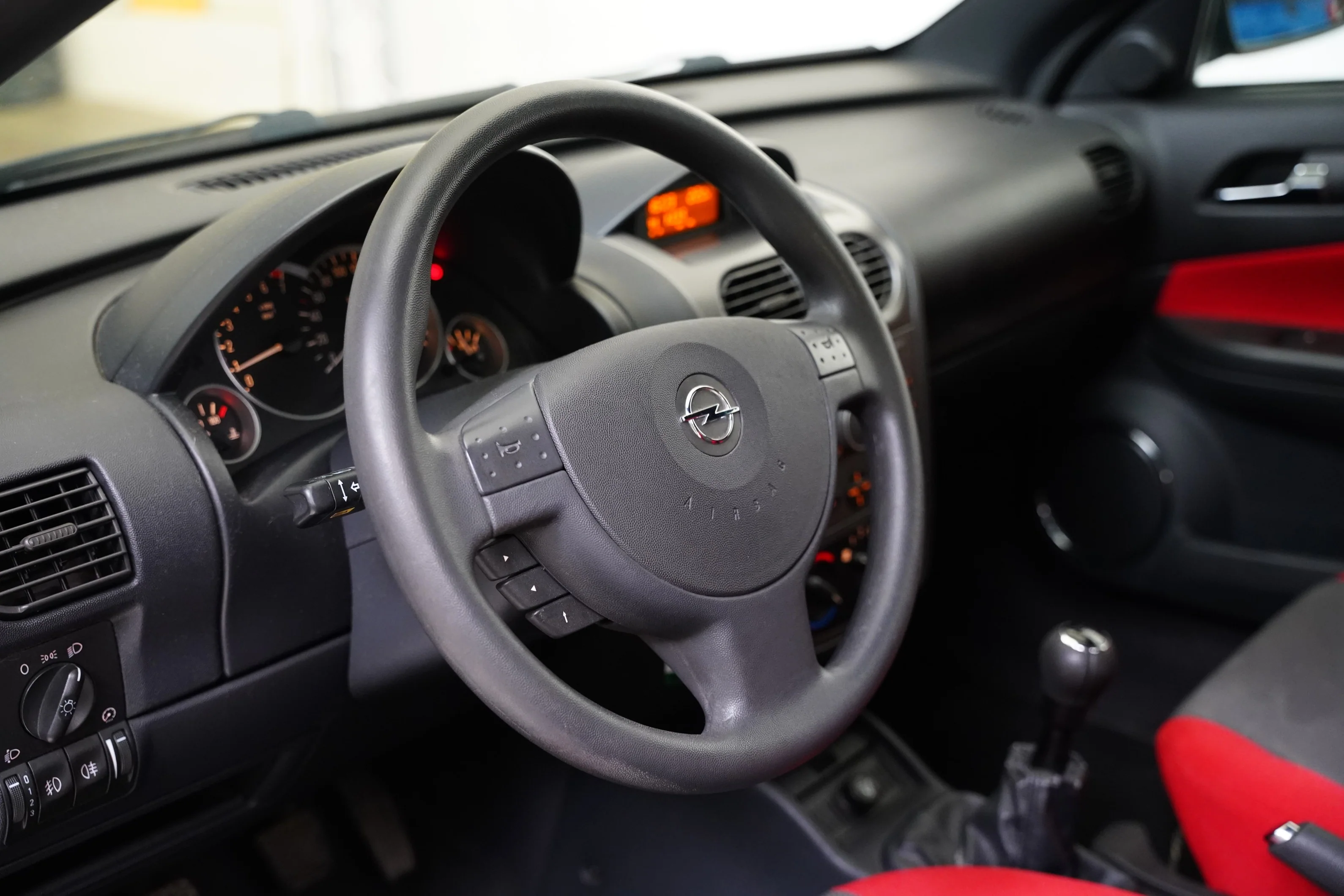Opel Tigra 1,4 66 kW, Csehország — fotó 5 / 6