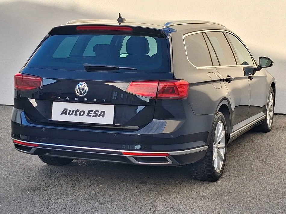 Volkswagen Passat 140 kW 2.0 TDi automata évjárat 2020, 209 811 km, Csehország — fotó 4 / 18