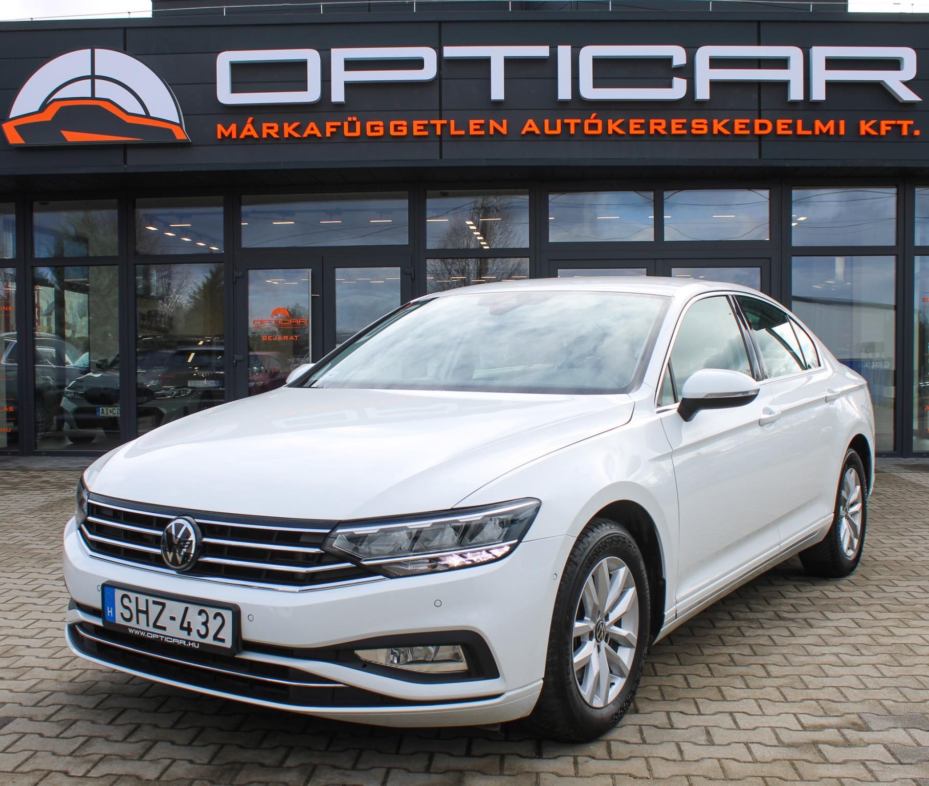 Volkswagen Passat 2,0 TDI 110 kW automata évjárat 2020, bílá, 113 147 km, Magyarország — fotó 1