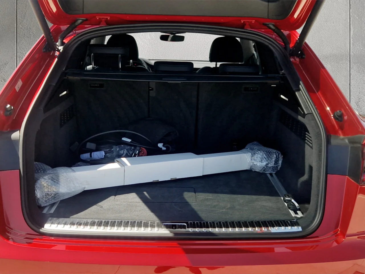 Audi Q8 4x4 3,0 250 kW 290 automata évjárat 2025, CHILIROT METALLIC, 11 551 km, Ausztria — fotó 13 / 15