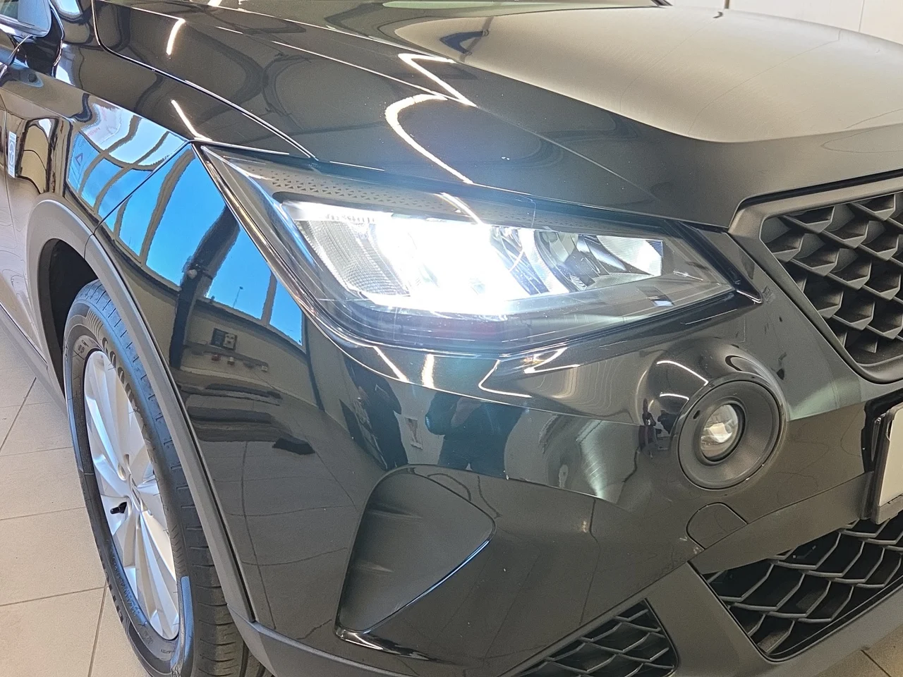 Seat Arona 1,0 TSI 70 kW manuális évjárat 2021, Nacht-Schwarz Met, 52 960 km, Ausztria — fotó 7 / 15