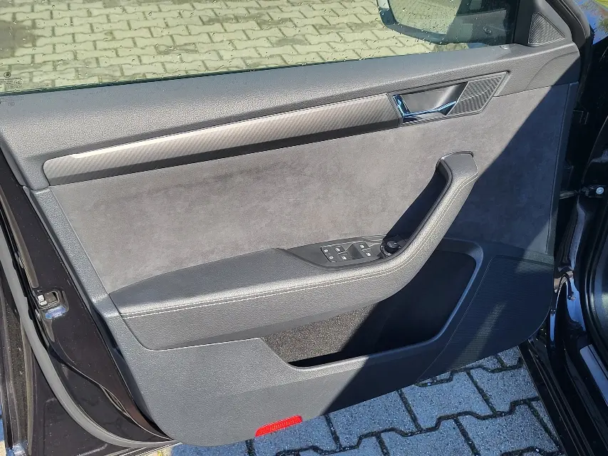 Škoda Superb 140 kW 2.0 TDI DSG évjárat 2020, fekete, 97 250 km, Németország — fotó 12 / 25