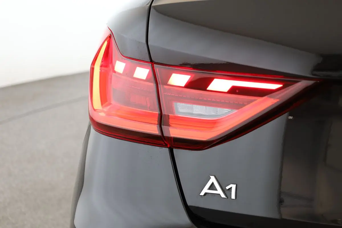 Audi A1 1,0 85 kW TFSI automata évjárat 2024, fekete, 6000 km, Németország — fotó 10 / 40