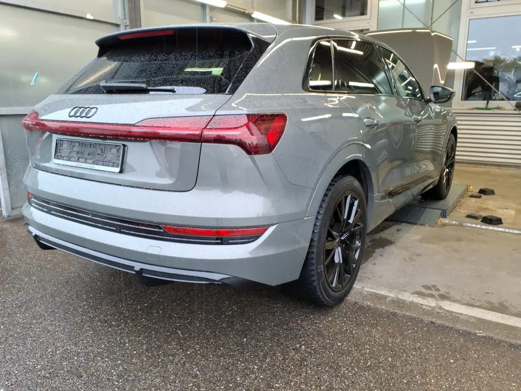 Audi E Tron 4x4 300 kW automata évjárat 2022, szürke, 77 415 km, Németország — fotó 5 / 8