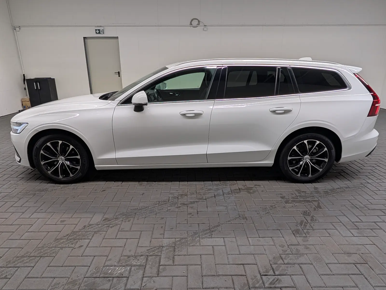 Volvo V60 2,0 140 kW automata évjárat 2020, fehér, 85 650 km, Németország — fotó 2 / 20